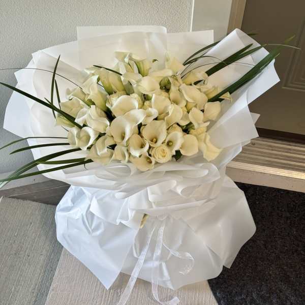 Bouquet of white callas with the addition of white roses