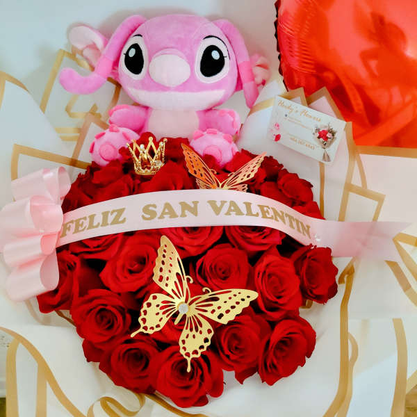 Stich bouquet and red rosess