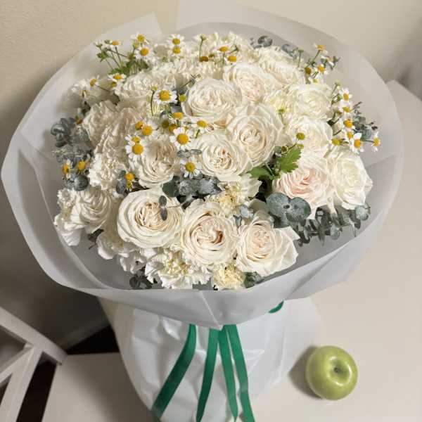 bouquet of white piano roses with delicate daisies