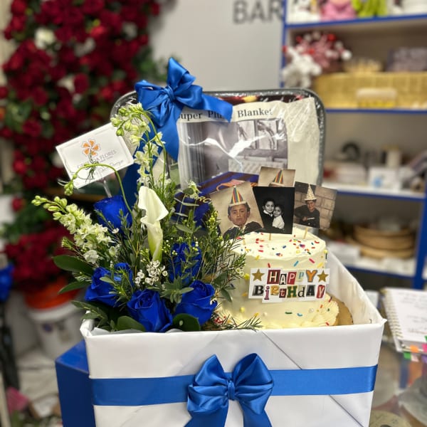 Arreglo con pastel y rosas azules para caballero en Long Island New York