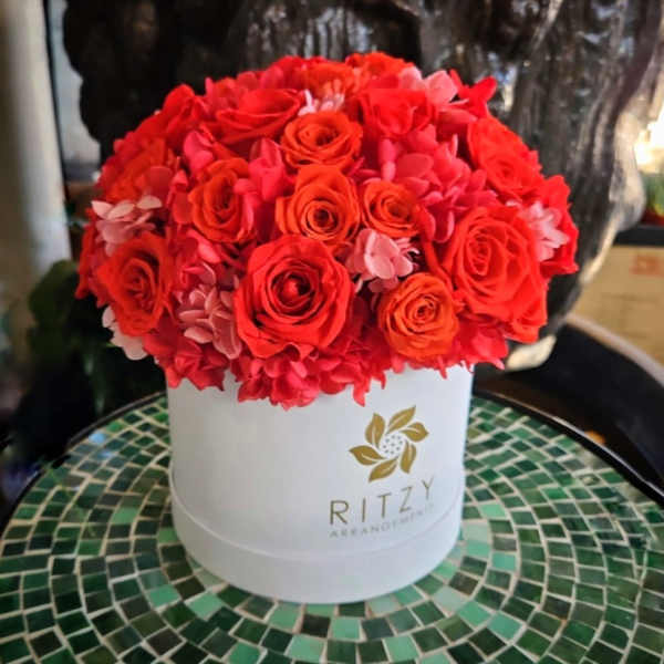 Red rose bouquet in a white round box