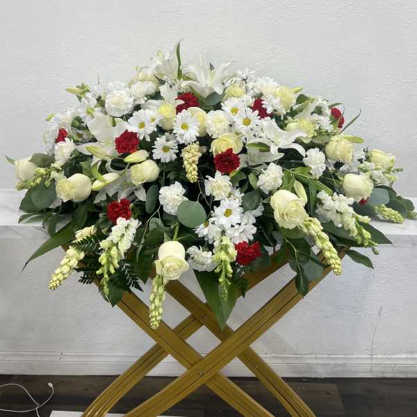 Médium Casket With Mixed Flowers