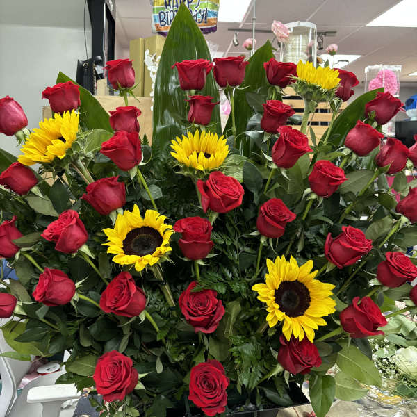 50 ROSAS ROJAS Y 5 GIRASOLES/50 RED ROSES AND 5 SUNFLOWERS