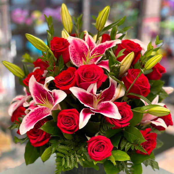 Red roses, pink lilies