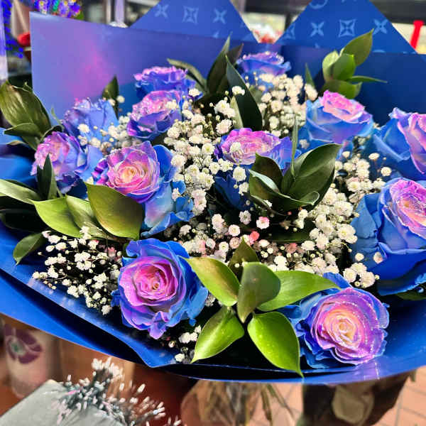 Blue Tinted Bloomed Roses Bouquet