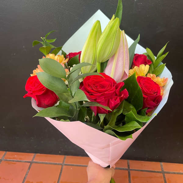 Beautiful Bouquet of Roses & Lily