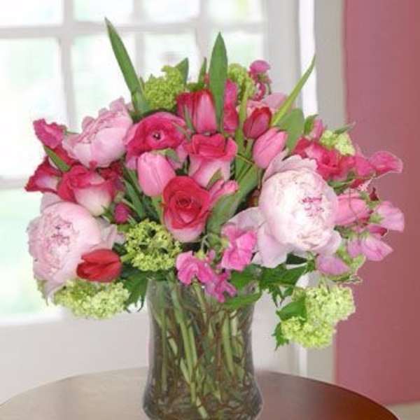 Pink and red mixed bouquet in a clear glass vase