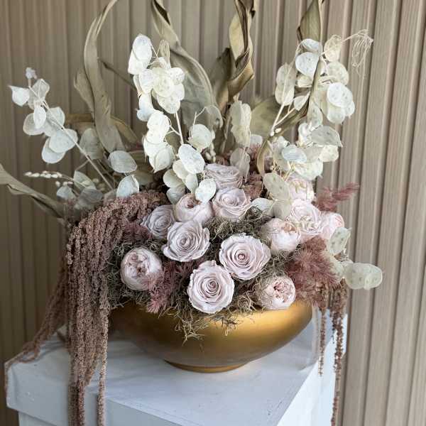 Fully preserved Vase of florals