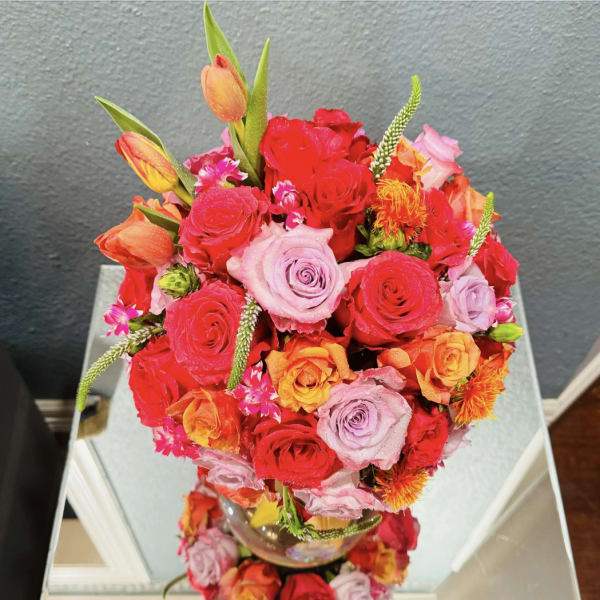 Mixed bouquet of roses and tulips in a glass vase