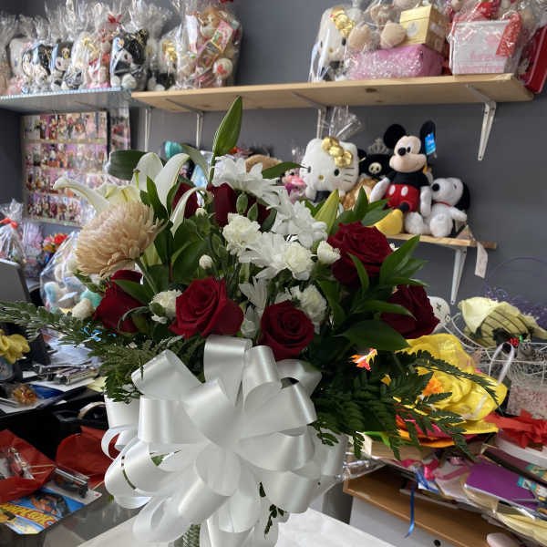 Red roses, lilies, and Cremosos In a vase