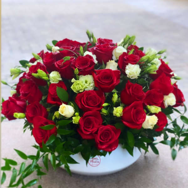 Red roses with lisianthus in a vase