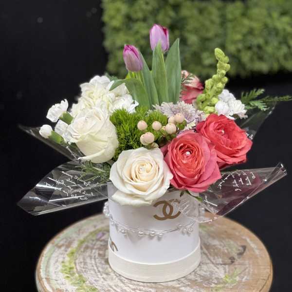 Bouquet of pink and white roses with tulips in a white box
