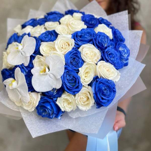 Bouquet of blue and white roses with white orchids