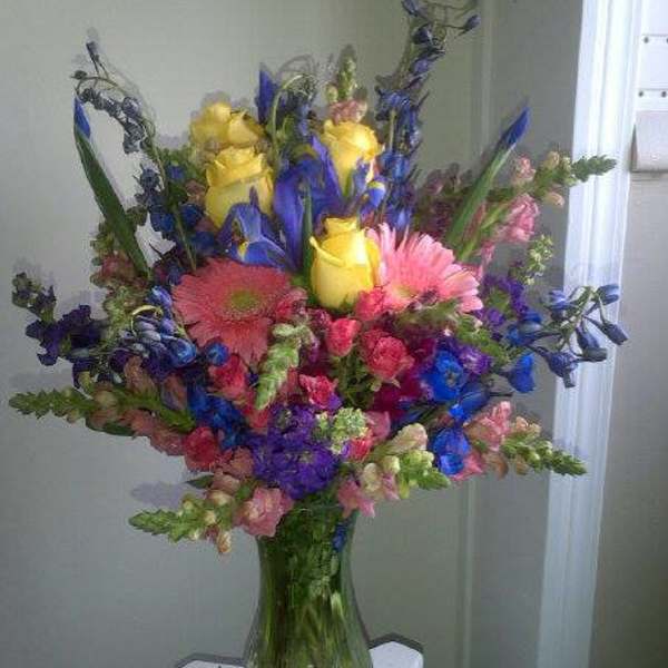 Colorful bouquet of mixed flowers in a clear glass vase