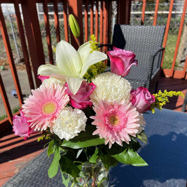 Small mixed bouquet with lilies