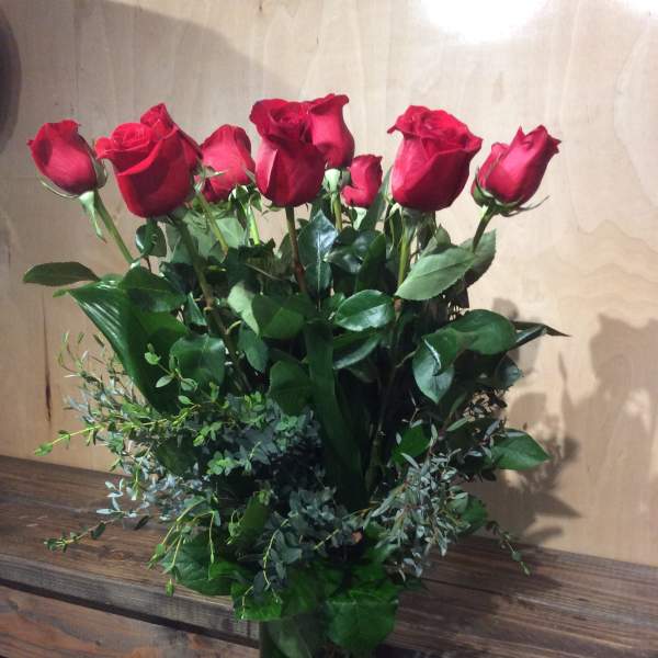 Bouquet of red roses in a clear glass vase