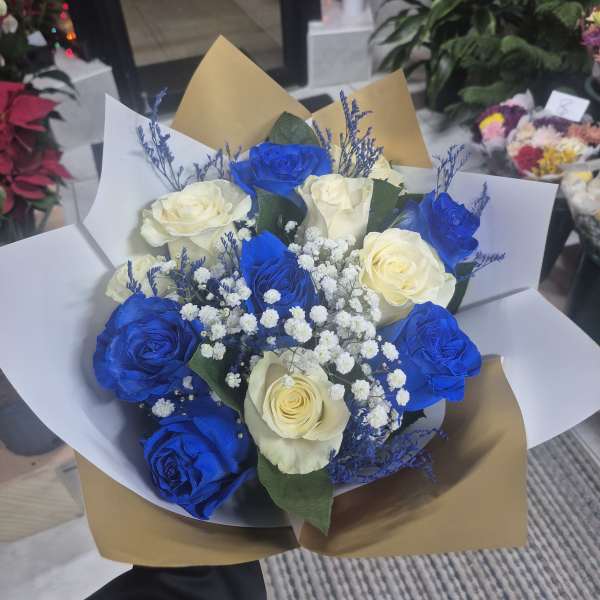 12 white and blue roses