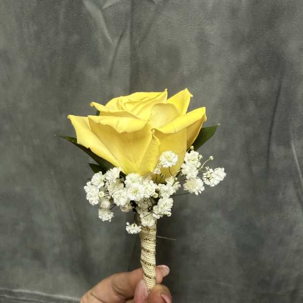 Yellow rose gold boutonnière