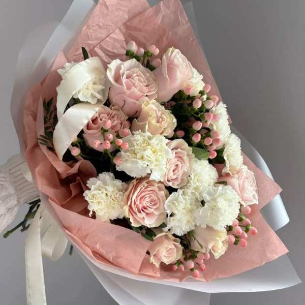 Pink Berry mixed rose bouquet