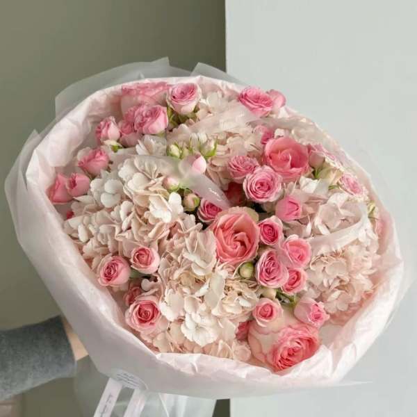 Blushing Rose- Hydrengea, baby roses