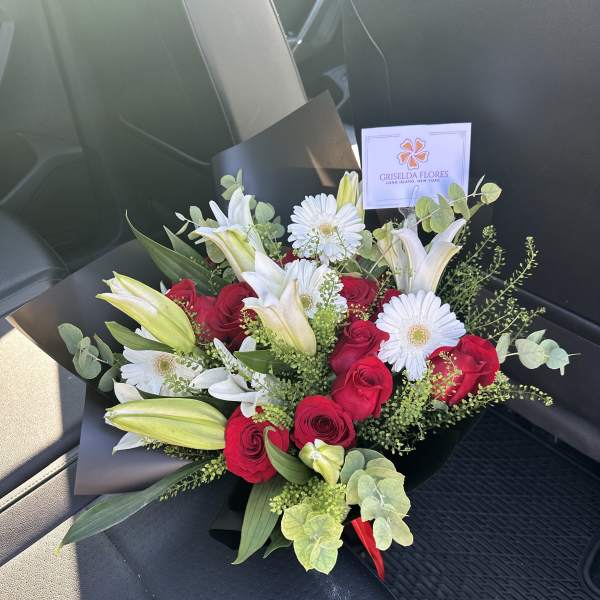 Ramo de rosas, lirios y gerberas en Port Jefferson New York