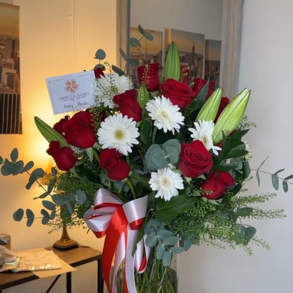 Florero con 24 rosas lirios y gerberas