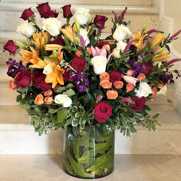 Mixed bouquet of roses and lilies in a glass vase