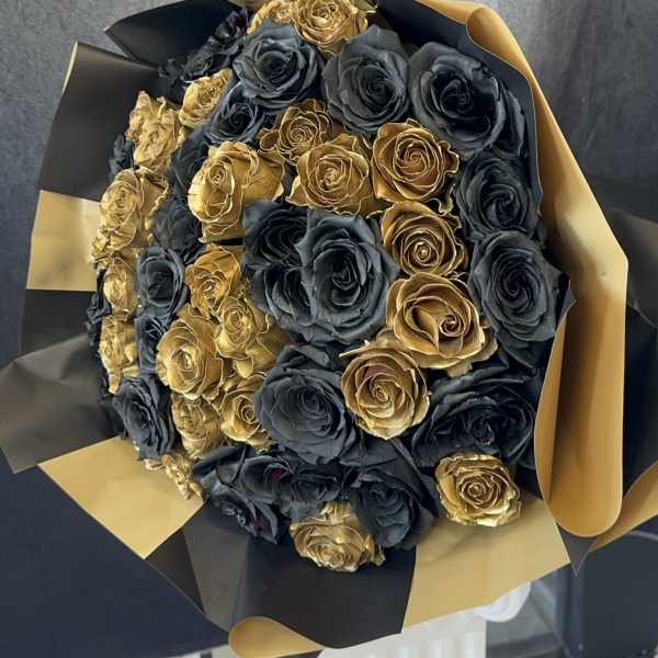 50 black and gold roses