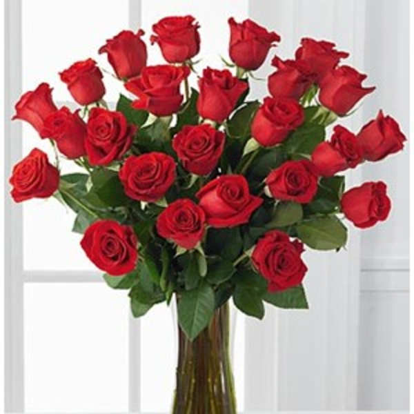 Bouquet of red roses in a clear glass vase