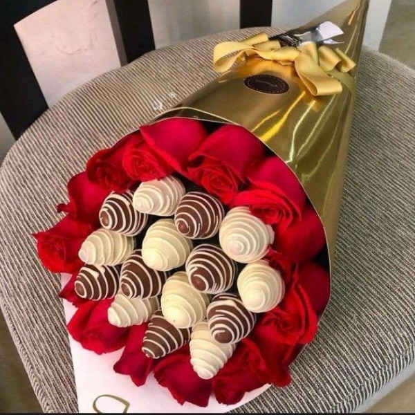 CORONA DE ROSAS FRESAS FRUCHETAS