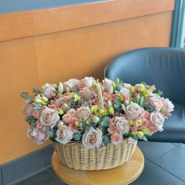 large flower arrangement with roses and lisianthus