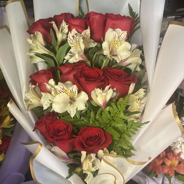 DOZENA DE ROSAS ROJAS CON ASTROMENIA/RED ROSE DOZEN WITH ALSTROEMERIA