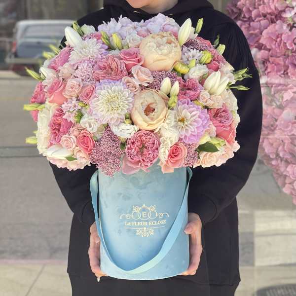 Pink and cream mixed bouquet in a blue hatbox