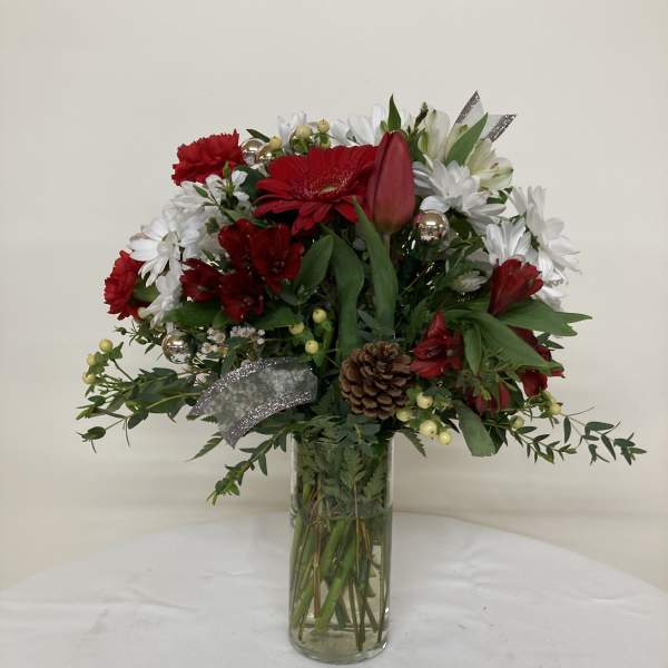 Red and white mixed bouquet in a clear glass vase