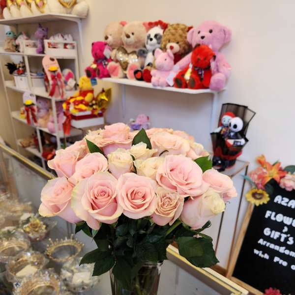 Bouquet of pale pink roses in a clear glass vase