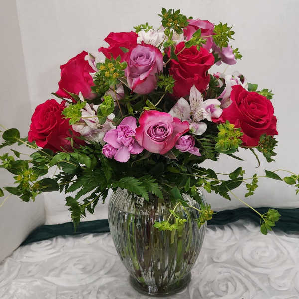Bouquet of pink and red roses in a clear glass vase