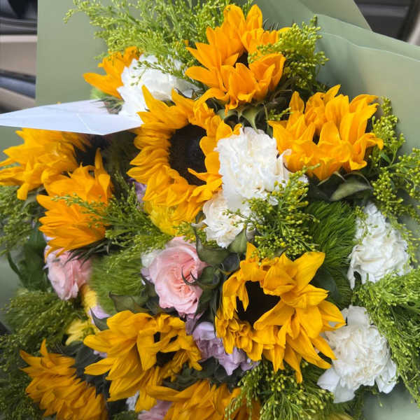 Bouquet of yellow sunflowers with pink and white roses