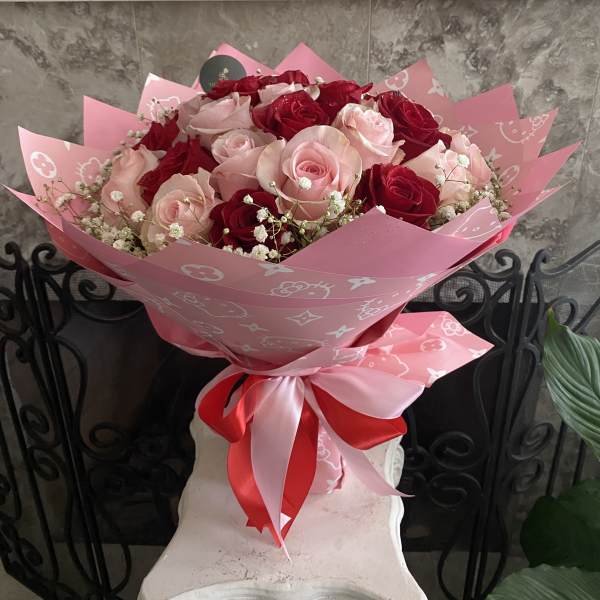 Romance And Innocence Red Roses & Pink Roses