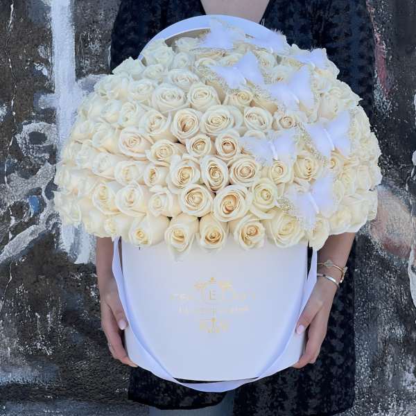 Large bouquet of cream roses in a white hat box