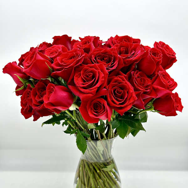 Bouquet of red roses in a clear glass vase