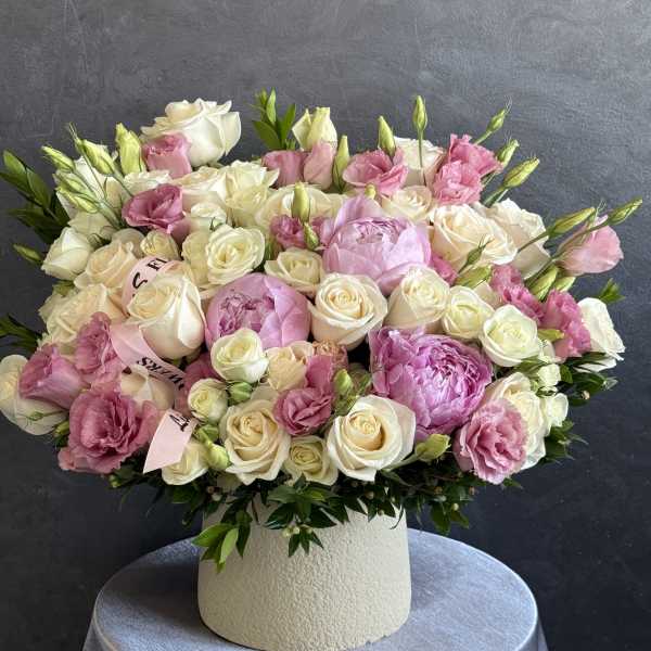 Pink and white rose bouquet in a white hat box