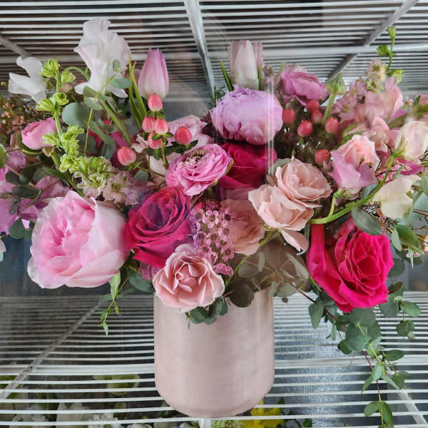 Pink and white mixed bouquet in a blush vase