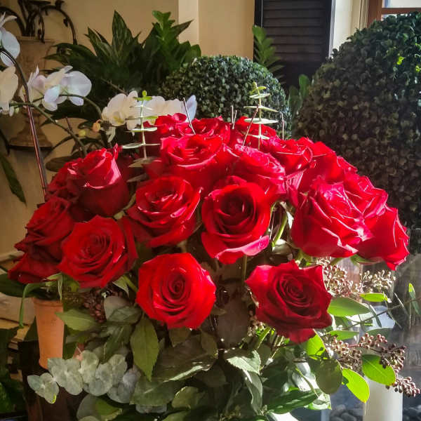 Bouquet of red roses in a clear glass vase