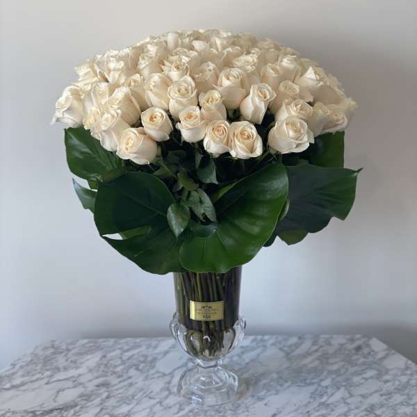 Bouquet of cream roses in a clear glass vase