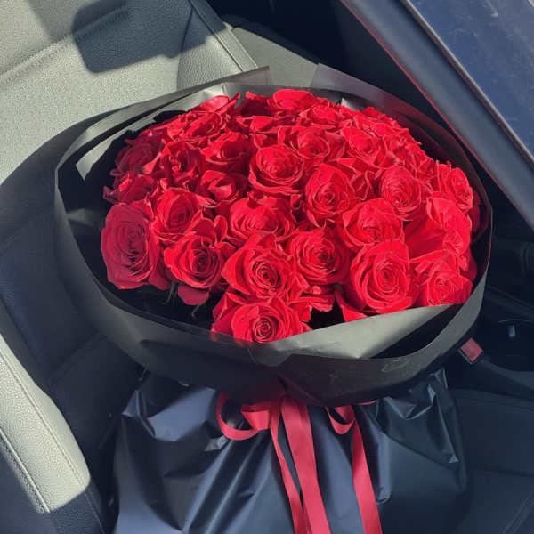 A Bouquet of Red Roses — The Language of Passion and Eternal Love
