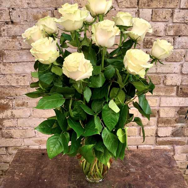 Bouquet of pale yellow roses in a clear glass vase