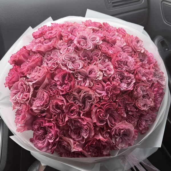 50 Country Blues Roses — a bouquet you’ll never forget