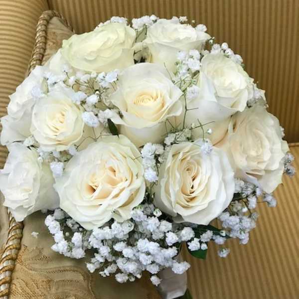 Bouquet of white roses with baby's breath