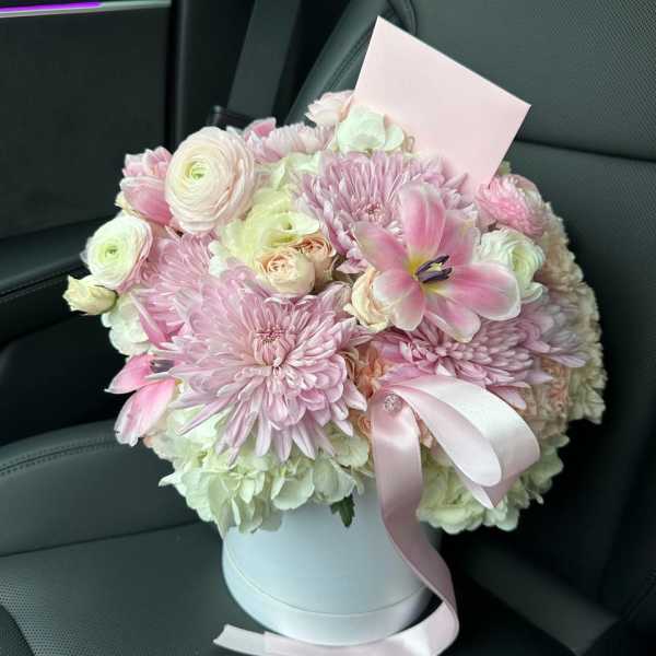 Pink and white bouquet in a round hatbox with a satin ribbon