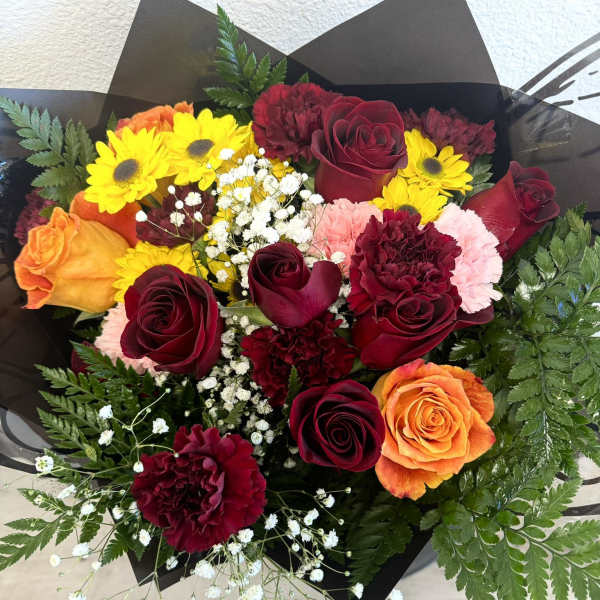 Bouquet of red and orange roses with yellow daisies and white baby's breath